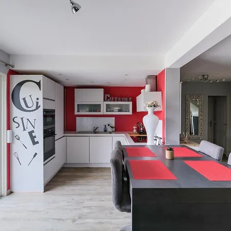 Dom wakacyjny Le Logis De - Maison Climatisee Piscine *