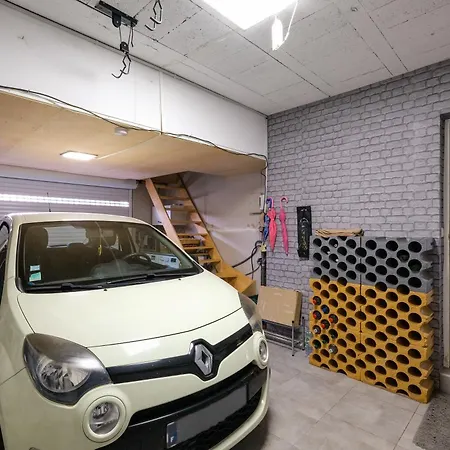 Dom wakacyjny Le Logis De - Maison Climatisee Piscine *