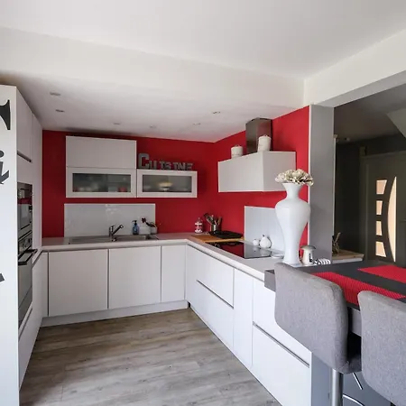 Сasa de vacaciones Le Logis De - Maison Climatisée Piscine *