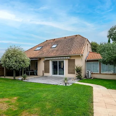 Dom wakacyjny Le Logis De - Maison Climatisee Piscine *