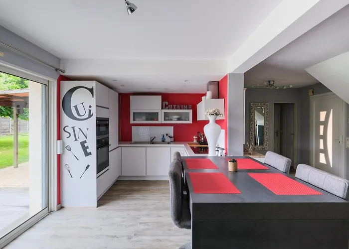 Dom wakacyjny Le Logis De - Maison Climatisee Piscine *