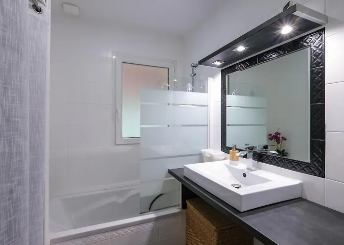 Dom wakacyjny Le Logis De - Maison Climatisee Piscine *