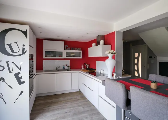 Dom wakacyjny Le Logis De - Maison Climatisee Piscine *