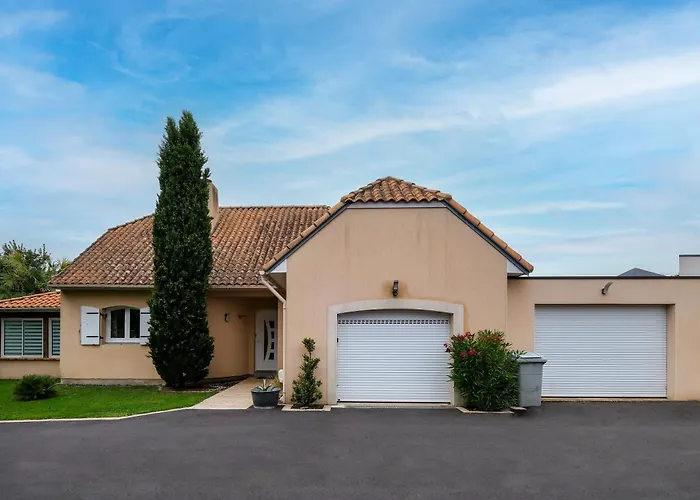 Dom wakacyjny Le Logis De - Maison Climatisee Piscine *