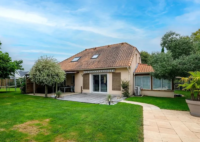 Dom wakacyjny Le Logis De - Maison Climatisee Piscine *