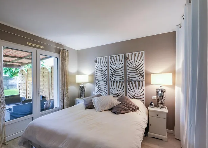 Dom wakacyjny Le Logis De - Maison Climatisee Piscine